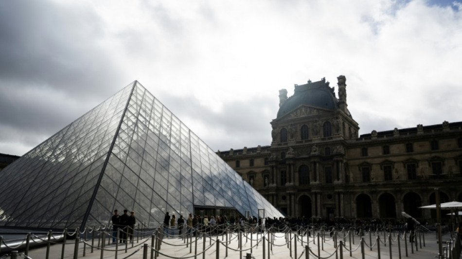 Louvre shuts gallery over ceiling safety fears