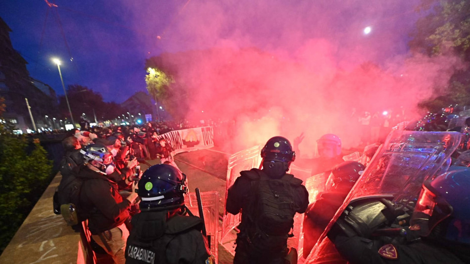 Razzi e bottiglie contro la polizia, a Torino fitto lancio lacrimogeni