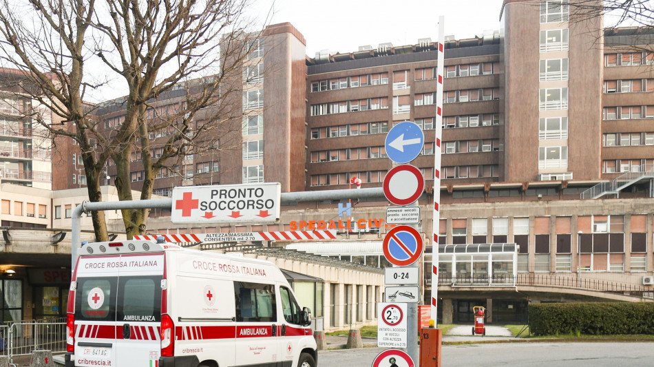 Cade dal tetto di un'auto in corsa per gioco, grave 23enne