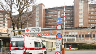 Cade dal tetto di un'auto in corsa per gioco, grave 23enne