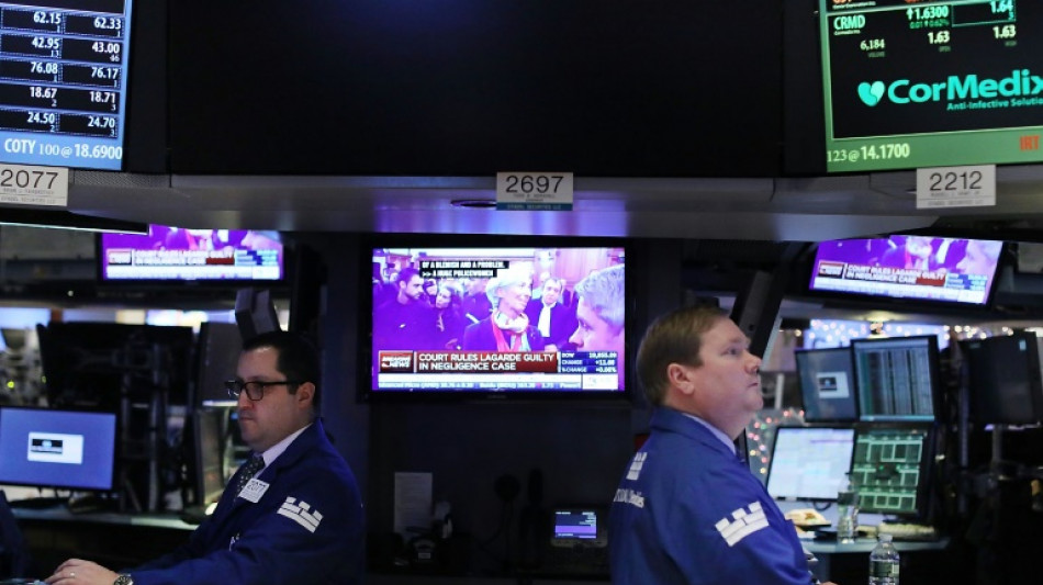 Wall Street termine en baisse, plomb&eacute;e par la tech