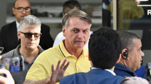 Bolsonaro deixa prisão domiciliar para fazer exames médicos