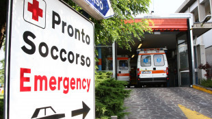 Ferita con 3 colpi pistola e lasciata fuori ospedale, morta