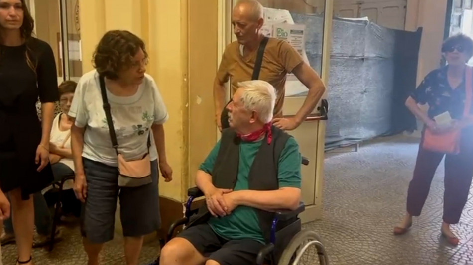 Anziani non riescono a votare, seggio al I piano senza ascensore