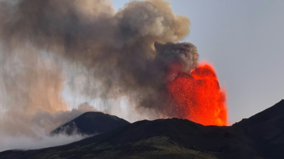 Italie: l'Etna en &eacute;ruption, vols suspendus &agrave; l'a&eacute;roport de Catane