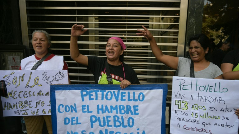 Argentine: pr&egrave;s de 2 km d'une "file de la faim" pour d&eacute;fier une ministre