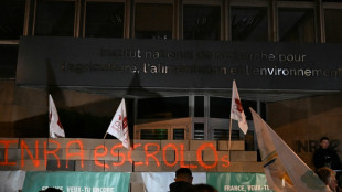 Plus d'une centaine d'agriculteurs &eacute;rigent un mur devant l'institut Inrae &agrave; Paris