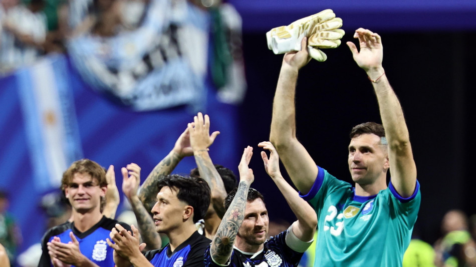 Mondiali: festa Messi e compagni con striscione 'Le Malvinas sono argentine'