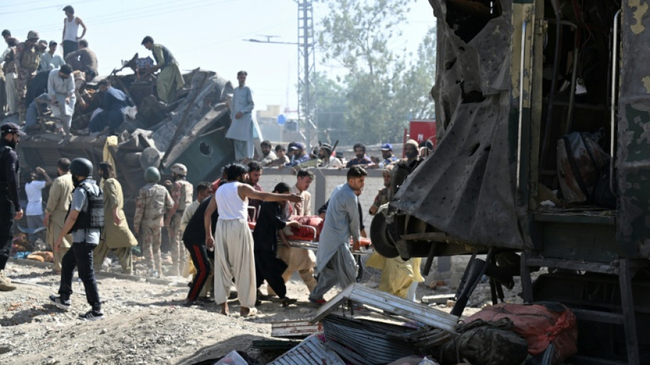 M&aacute;s de 20 muertos por un ataque con bomba contra un tren en Pakist&aacute;n