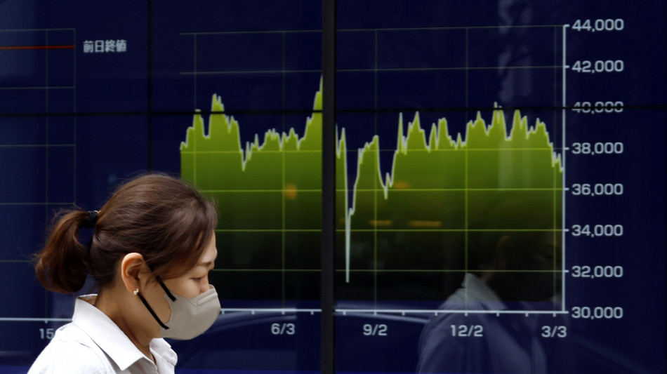 Crollo della Borsa di Tokyo, il Nikkei perde oltre il 7%