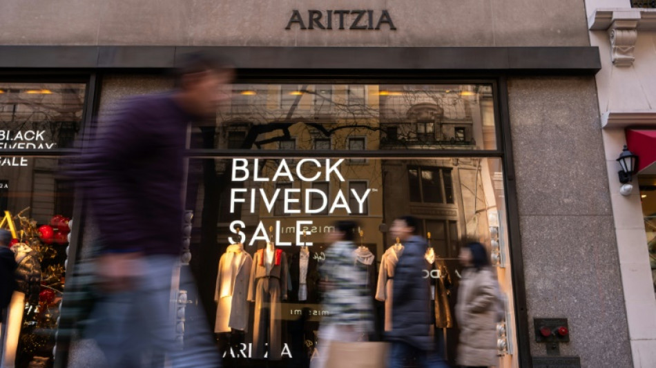 Aux Etats-Unis, les consommateurs à la chasse aux bonnes affaires durant le "Black Friday"