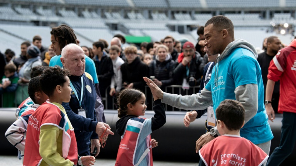 Mbapp&eacute; a jou&eacute; avec les enfants malades de l'association Premiers de cord&eacute;e
