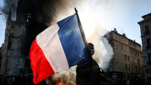 Entram em vigor primeiros toques de recolher na Fran&ccedil;a ap&oacute;s dist&uacute;rbios