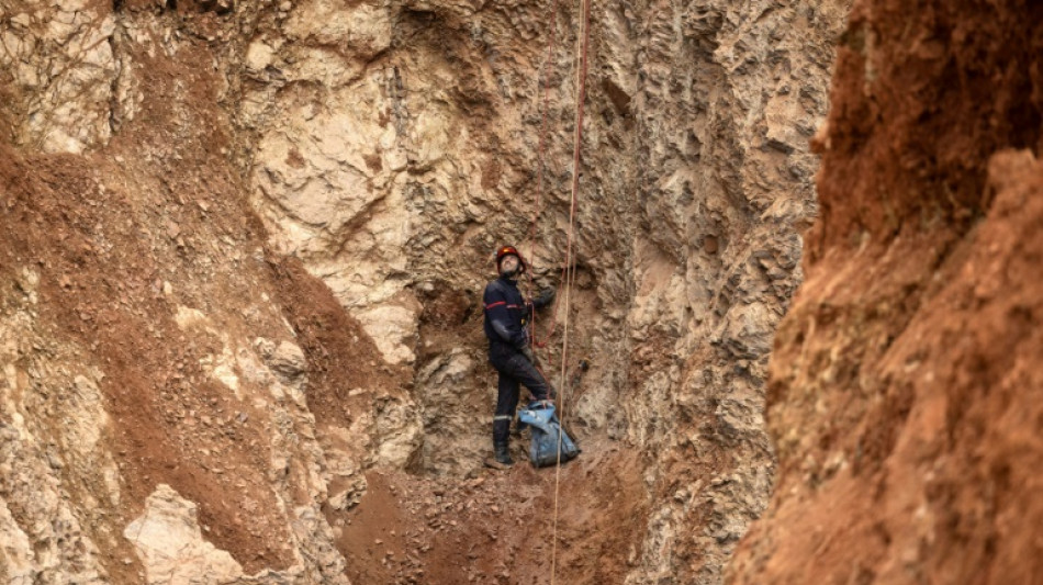 Socorristas marroquíes entran al túnel para rescatar al niño Rayan