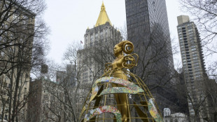 Primera mujer junto a estatuas de Confucio, Mois&eacute;s o Justiniano en corte de Nueva York