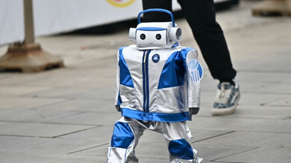 Pequim sedia primeira meia maratona de robôs humanoides