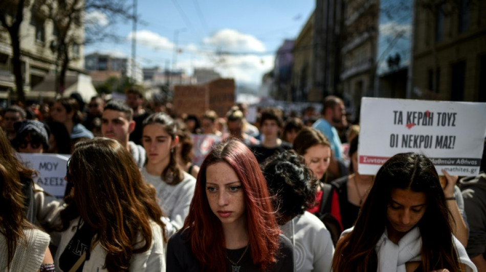 Familias de v&iacute;ctimas del choque ferroviario en Grecia denuncian al primer ministro