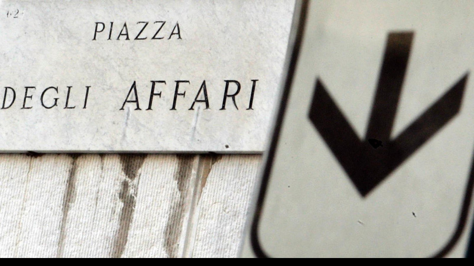 Borsa: Milano -2,5% con Stellantis e le banche, bene la difesa