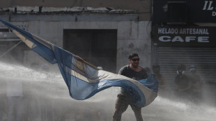 Argentina: scontri davanti al Parlamento, 37 arresti