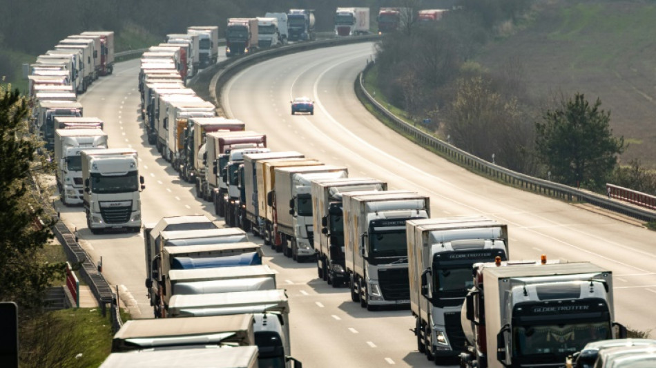Kabinett beschlie&szlig;t h&ouml;here Maut f&uuml;r Lkw