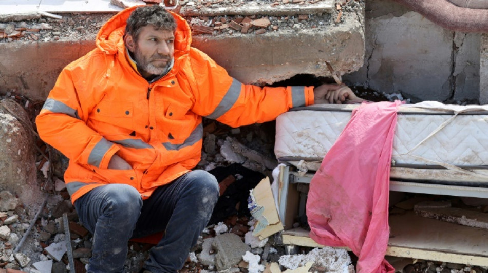 El dolor de un padre: la foto de AFP s&iacute;mbolo del terremoto en Turqu&iacute;a y Siria