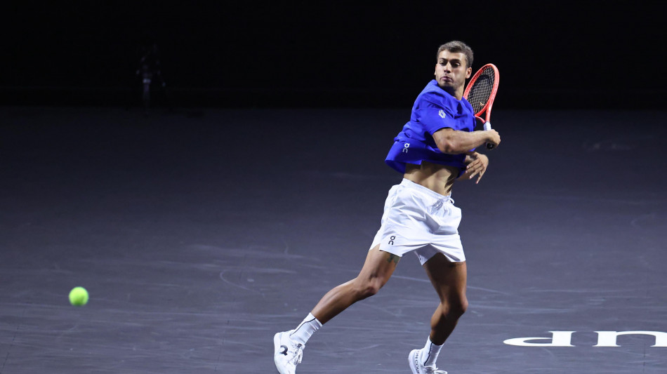 Cobolli subito fuori a Shanghai, vince Mannarino in 3 set