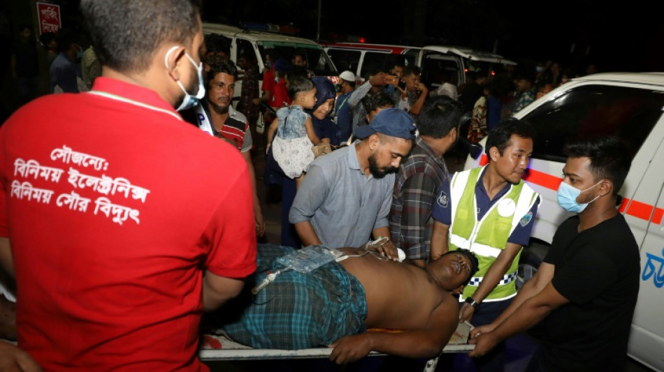 Al menos 34 muertos y 300 heridos por incendio en un dep&oacute;sito en Banglad&eacute;s