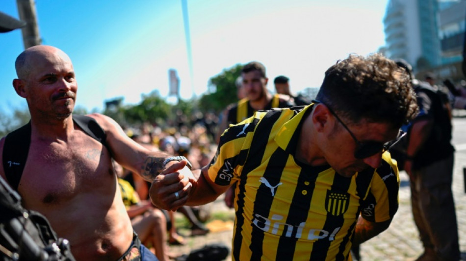 Mais de 250 torcedores do Pe&ntilde;arol s&atilde;o detidos no Rio antes da semifinal da Libertadores