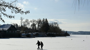Durch Eis eingebrochen: Passanten retten Menschen und Hund aus Gew&auml;ssern