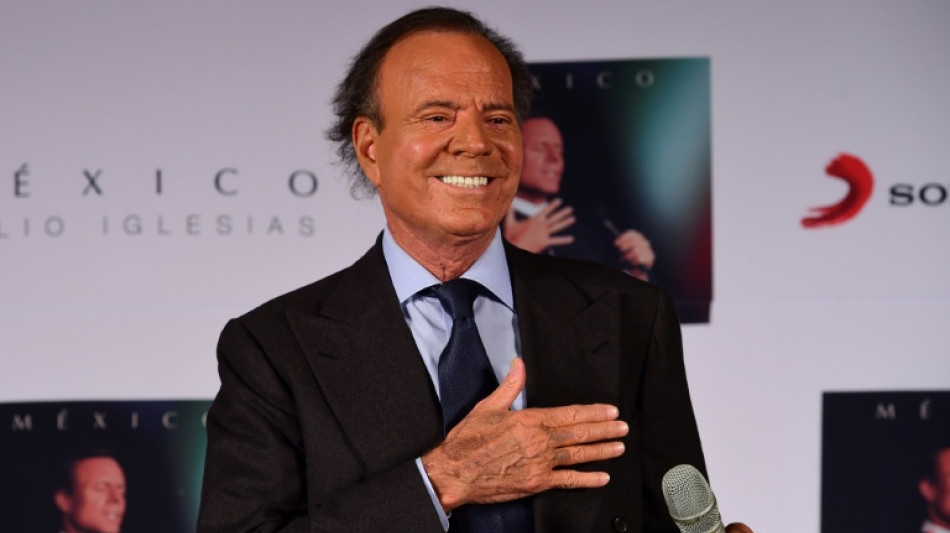 Julio Iglesias, accus&eacute; de d&eacute;lits sexuels, demande le classement de la plainte