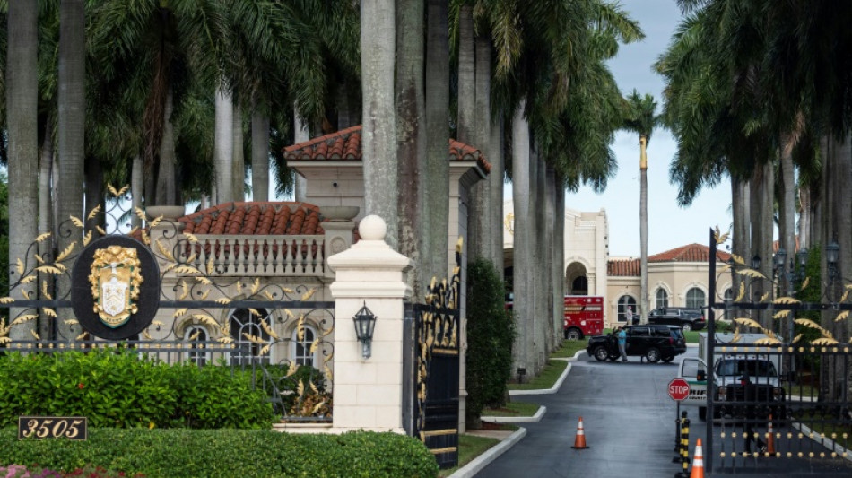 Trump "sain et sauf" apr&egrave;s des tirs &agrave; proximit&eacute; de lui (&eacute;quipe de campagne)