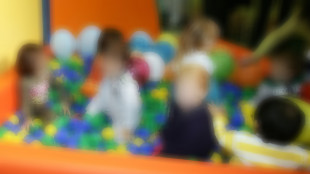 Offese, minacce e botte ai bimbi, interdetta maestra