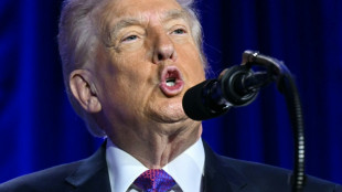 Trump se recusa a pedir desculpas por v&iacute;deo racista que retratava casal Obama como macacos