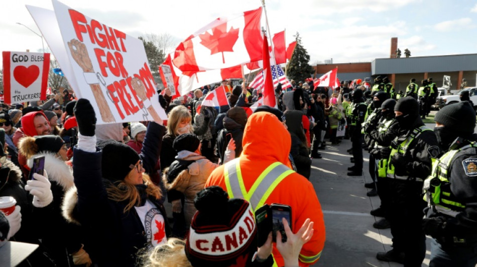 Kanadas Polizei setzt R&auml;umung von durch Lkw-Fahrer blockierter Grenzbr&uuml;cke fort