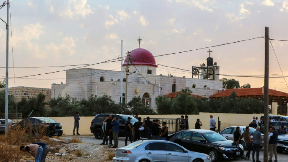 Ataque armado em igreja na Jord&acirc;nia deixa sete mortos