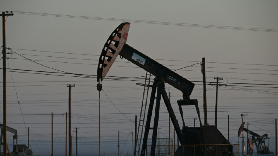 El petr&oacute;leo cae por las negociaciones en Ucrania y el confinamiento en China