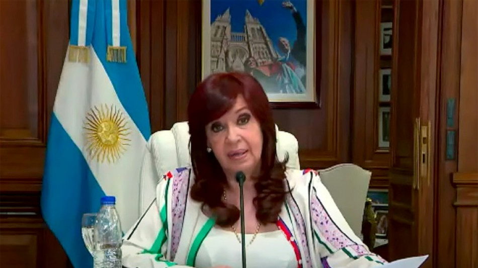 Kirchner acusa a la justicia ser "pelot&oacute;n de fusilamiento" y aguarda veredicto