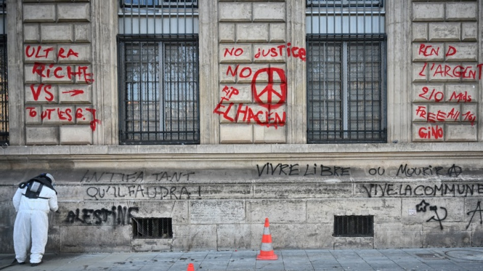 Paris registra novos confrontos e saques ap&oacute;s dia de protestos