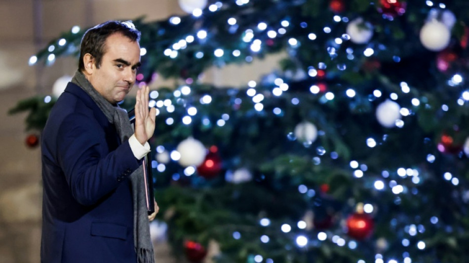 Parlamento franc&ecirc;s aprova lei de emerg&ecirc;ncia enquanto continuam negocia&ccedil;&otilde;es sobre or&ccedil;amento