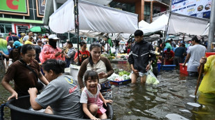 Bangkok inond&eacute; s'adapte avec des... march&eacute;s flottants