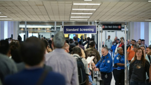 Primeiros pagamentos a seguran&ccedil;as devem reduzir caos em aeroportos dos EUA