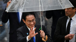 El primer ministro japon&eacute;s reanuda la campa&ntilde;a tras la explosi&oacute;n en un acto electoral