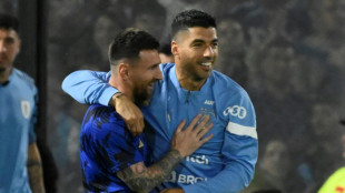 Messi e Neymar homenageiam Su&aacute;rez ap&oacute;s an&uacute;ncio de que vai se aposentar da sele&ccedil;&atilde;o uruguaia