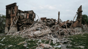 A Bilogorivka, au coeur de la bataille du Donbass, ruines fumantes et civils abandonn&eacute;s  