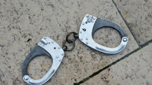 Waffen und Sprengstoff zu Hause aufbewahrt: Vater und Sohn verhaftet