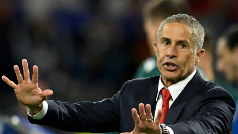 Para Sylvinho, t&eacute;cnico da Alb&acirc;nia, '&eacute; alegria imensa' estar no 'grupo da morte' da Euro