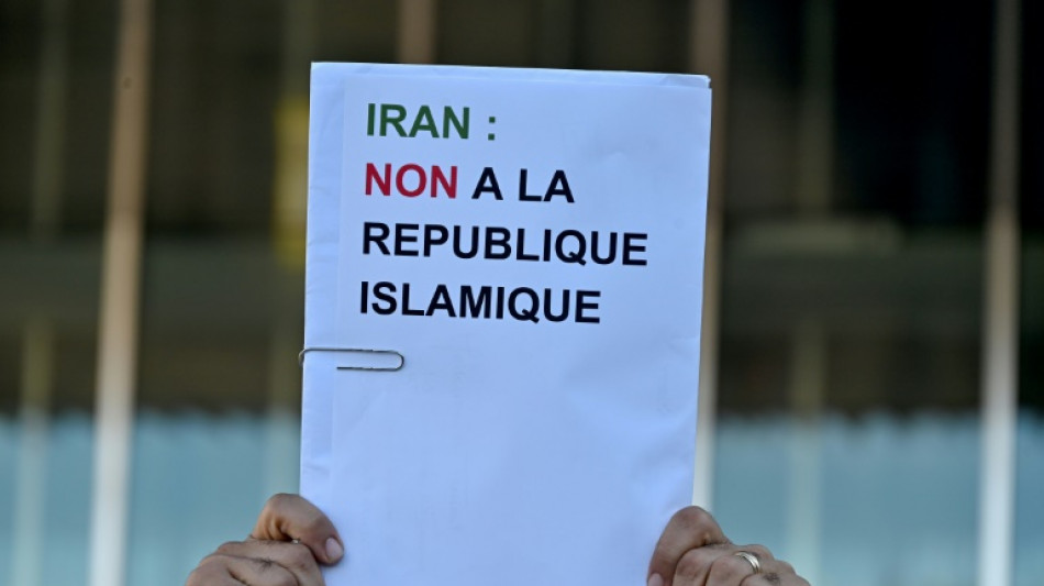 Despedido el director de un banco en Ir&aacute;n por atender a una mujer sin velo