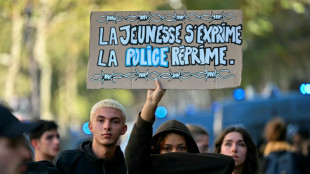 Milhares de estudantes protestam de novo na Fran&ccedil;a sob forte vigil&acirc;ncia policial
