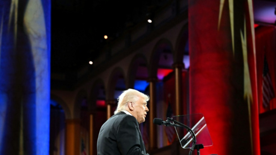 Trump "pausa" tarifas por 90 dias, mas intensifica guerra comercial com a China