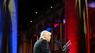 Trump "pausa" tarifas por 90 dias, mas intensifica guerra comercial com a China